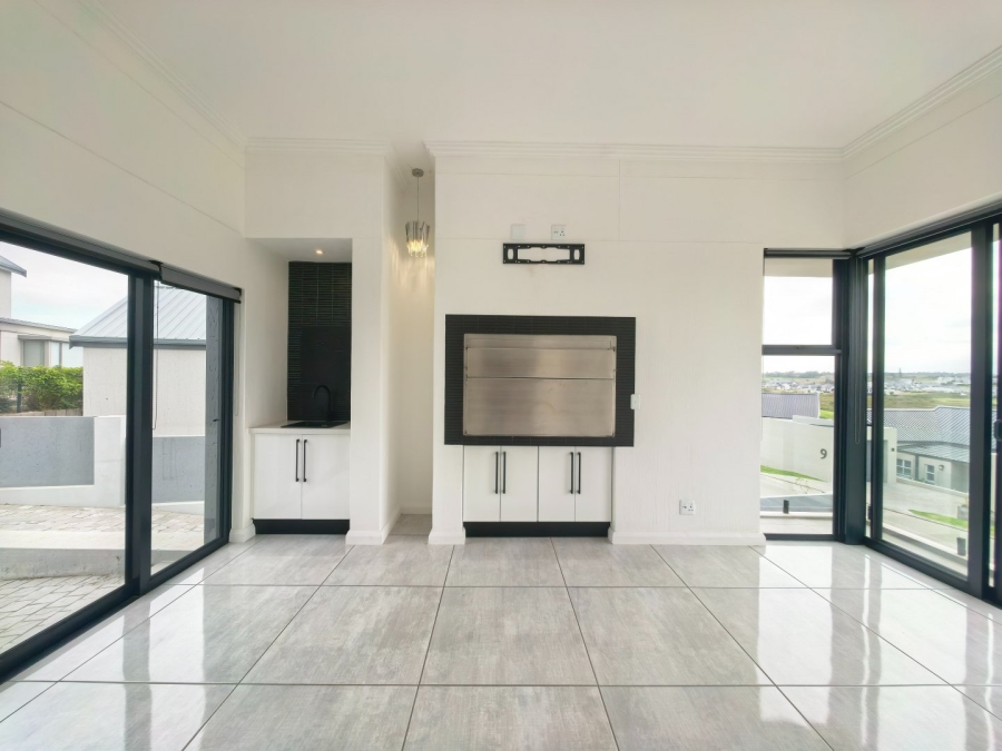 5 Bedroom Property for Sale in Kingswood Golf Estate Western Cape